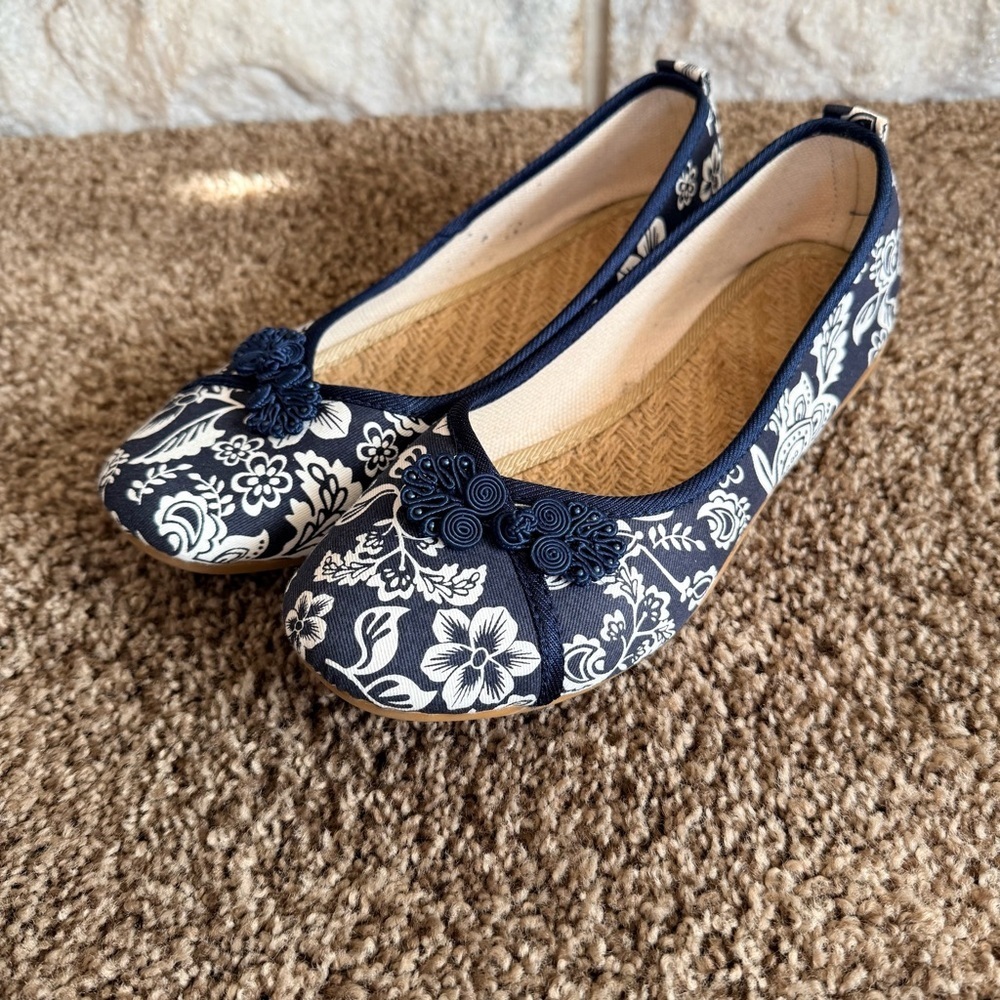 Floral Navy and White Women's Flats EU 40, fits like a women’s 8
